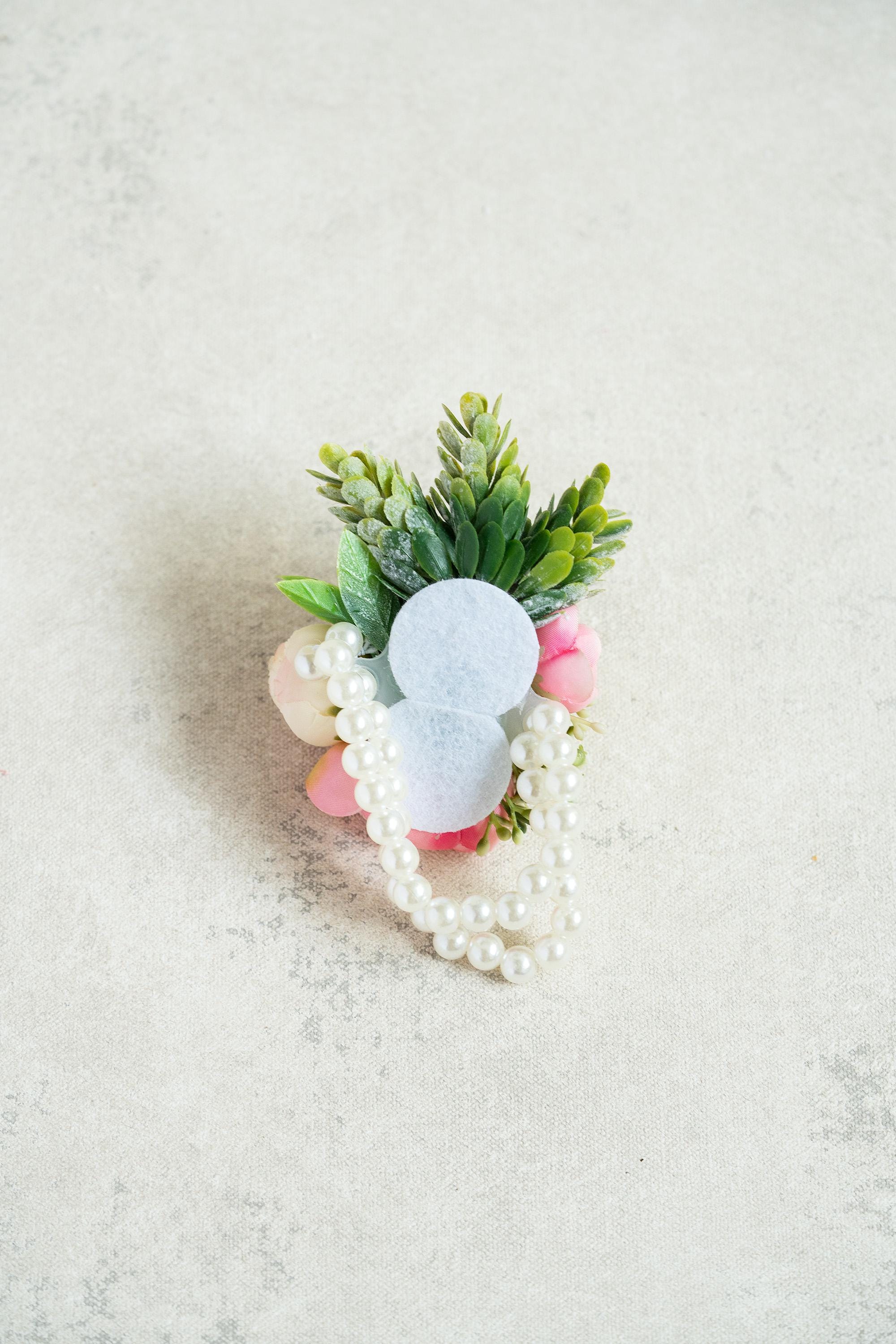 Peachy Pink Rose Pearl Wrist Corsage - Silk Ranunculus Bracelet Corsage, Wedding Mom Corsage Gift, Bridesmaid Wrist Flower for Prom