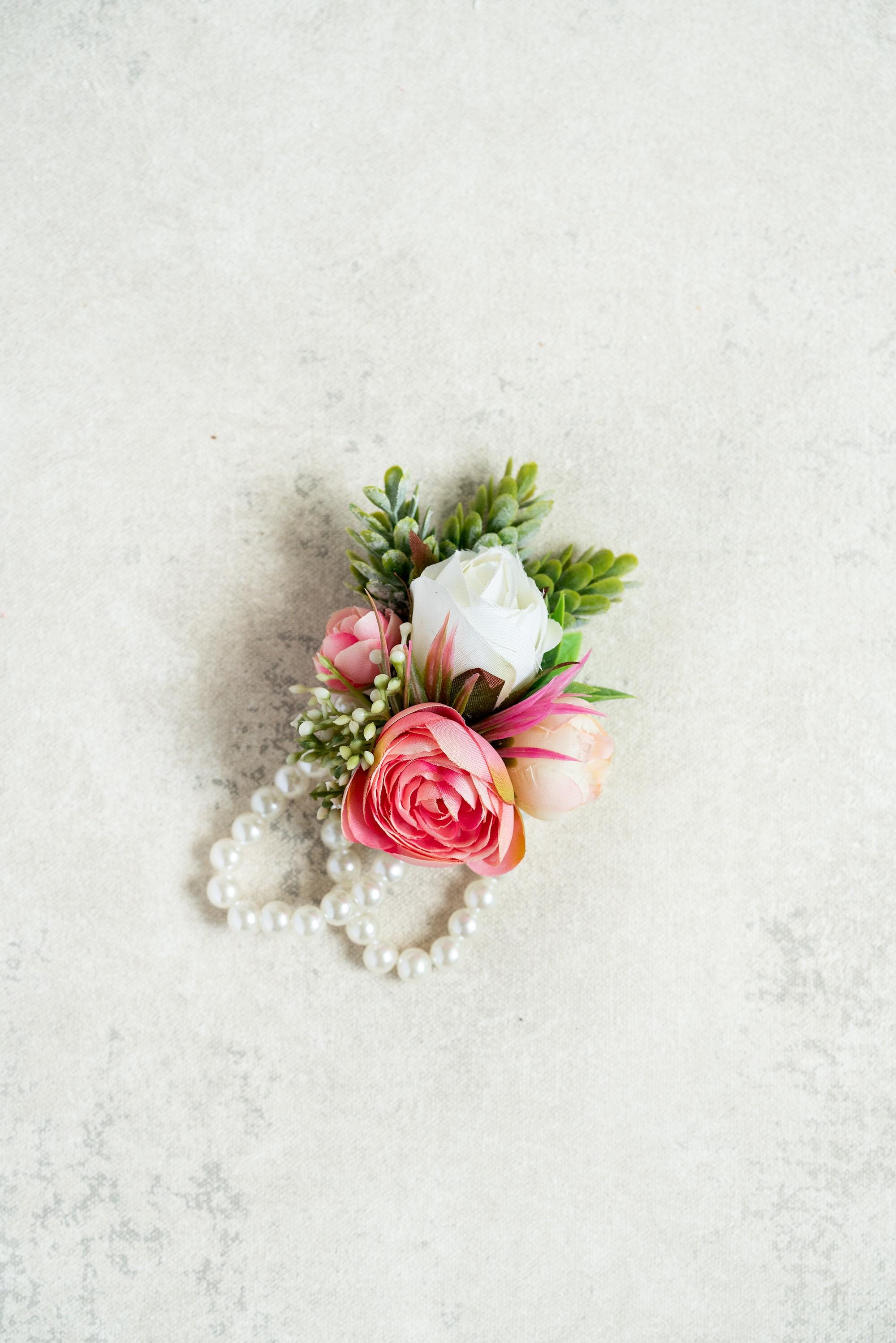 Peachy Pink Rose Pearl Wrist Corsage - Silk Ranunculus Bracelet Corsage, Wedding Mom Corsage Gift, Bridesmaid Wrist Flower for Prom