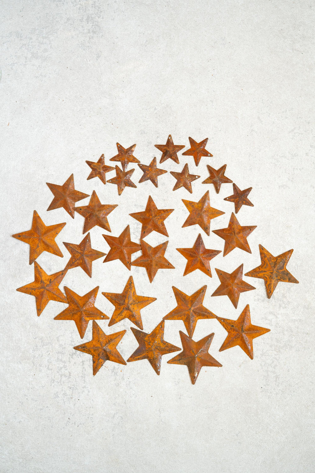 30 Rusty Metal Stars with Holes (1",1.6",2") — Jute Twine Included, Rustic Craft for Farmhouse Christmas Tree Ornaments, Holiday Decor