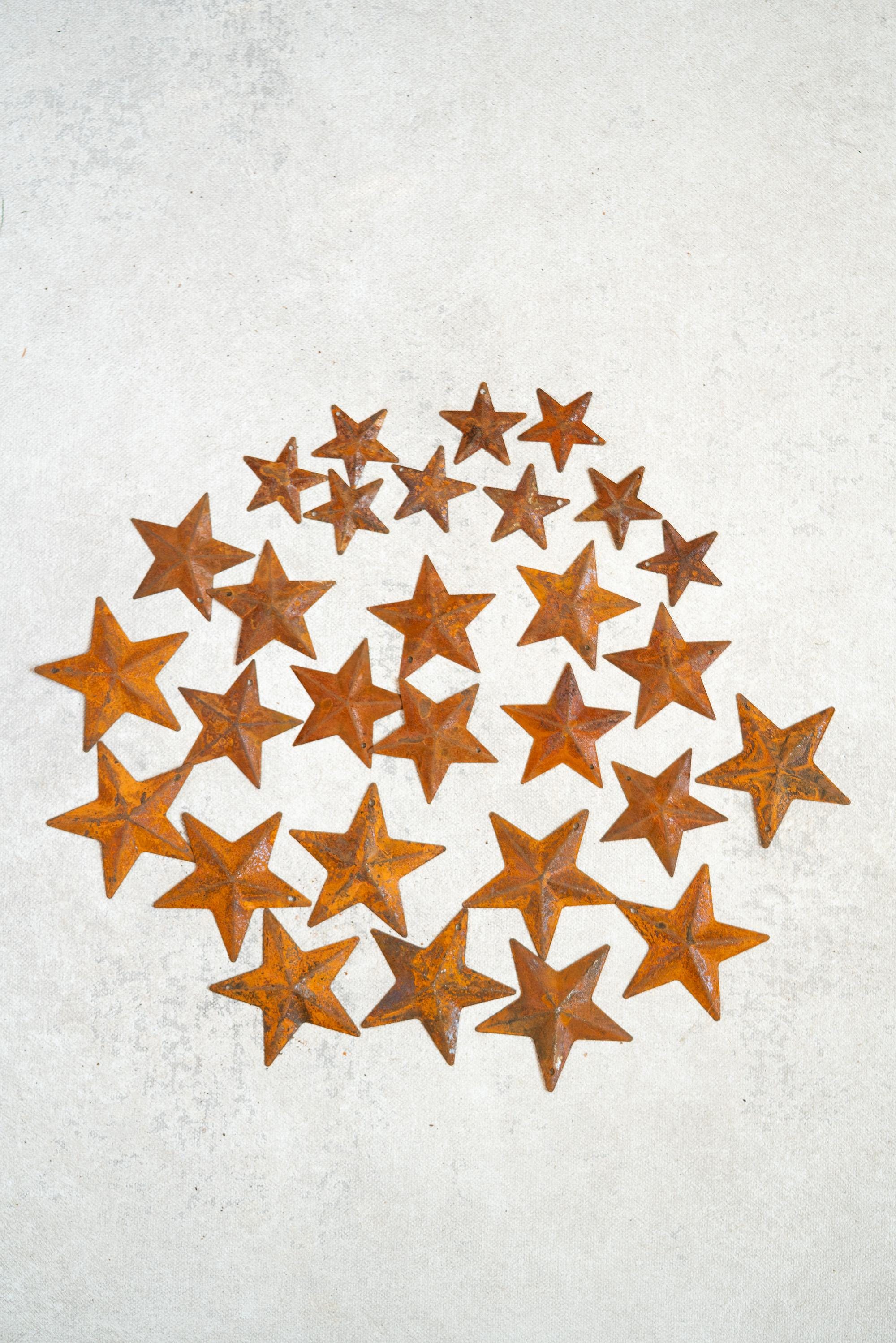30 Rusty Metal Stars with Holes (1",1.6",2") — Jute Twine Included, Rustic Craft for Farmhouse Christmas Tree Ornaments, Holiday Decor