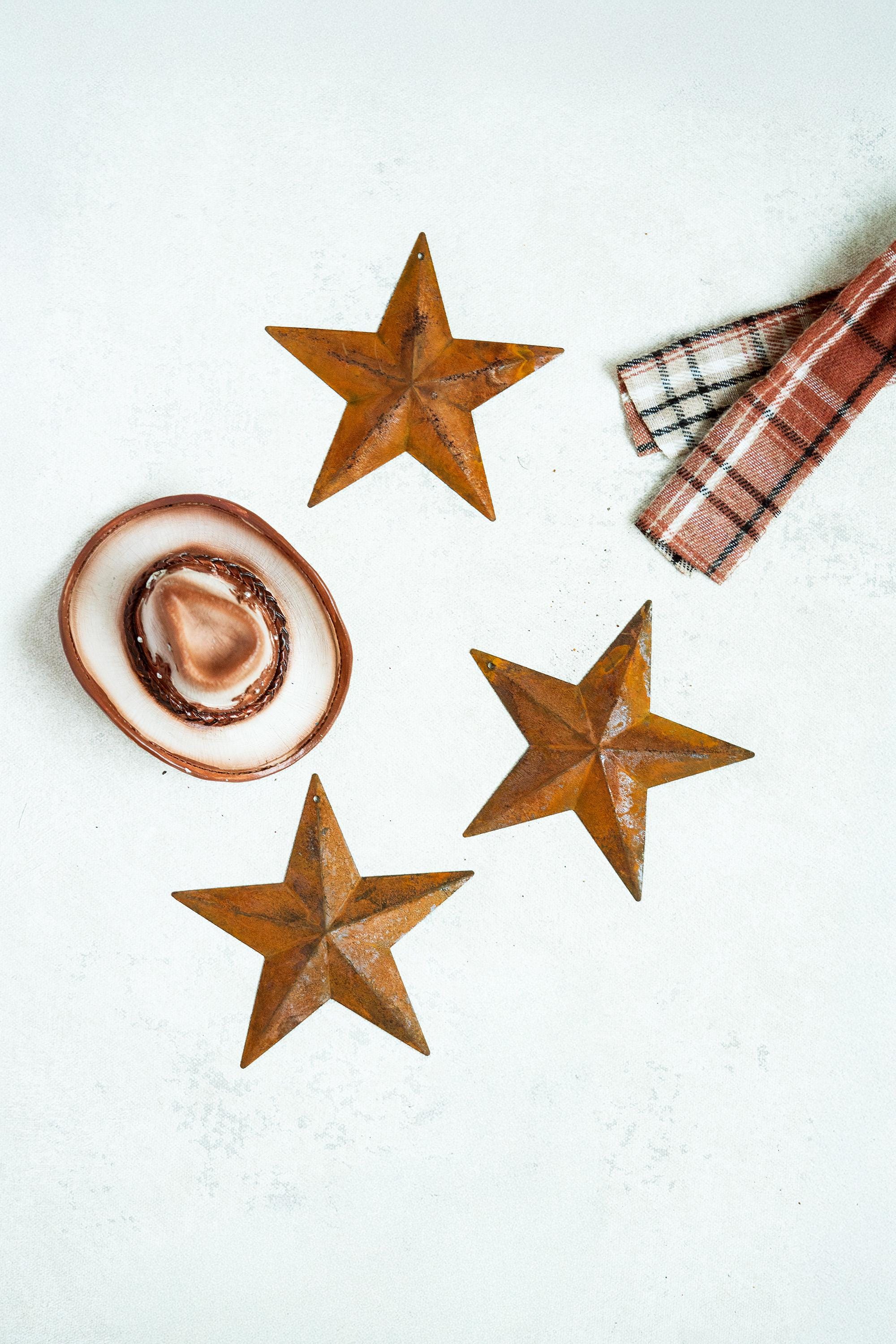 15 Rusty Metal Stars with Holes (2", 4'') — Jute Twine Included, Rustic Craft Stars for Farmhouse Christmas Tree Ornaments, Holiday Decor