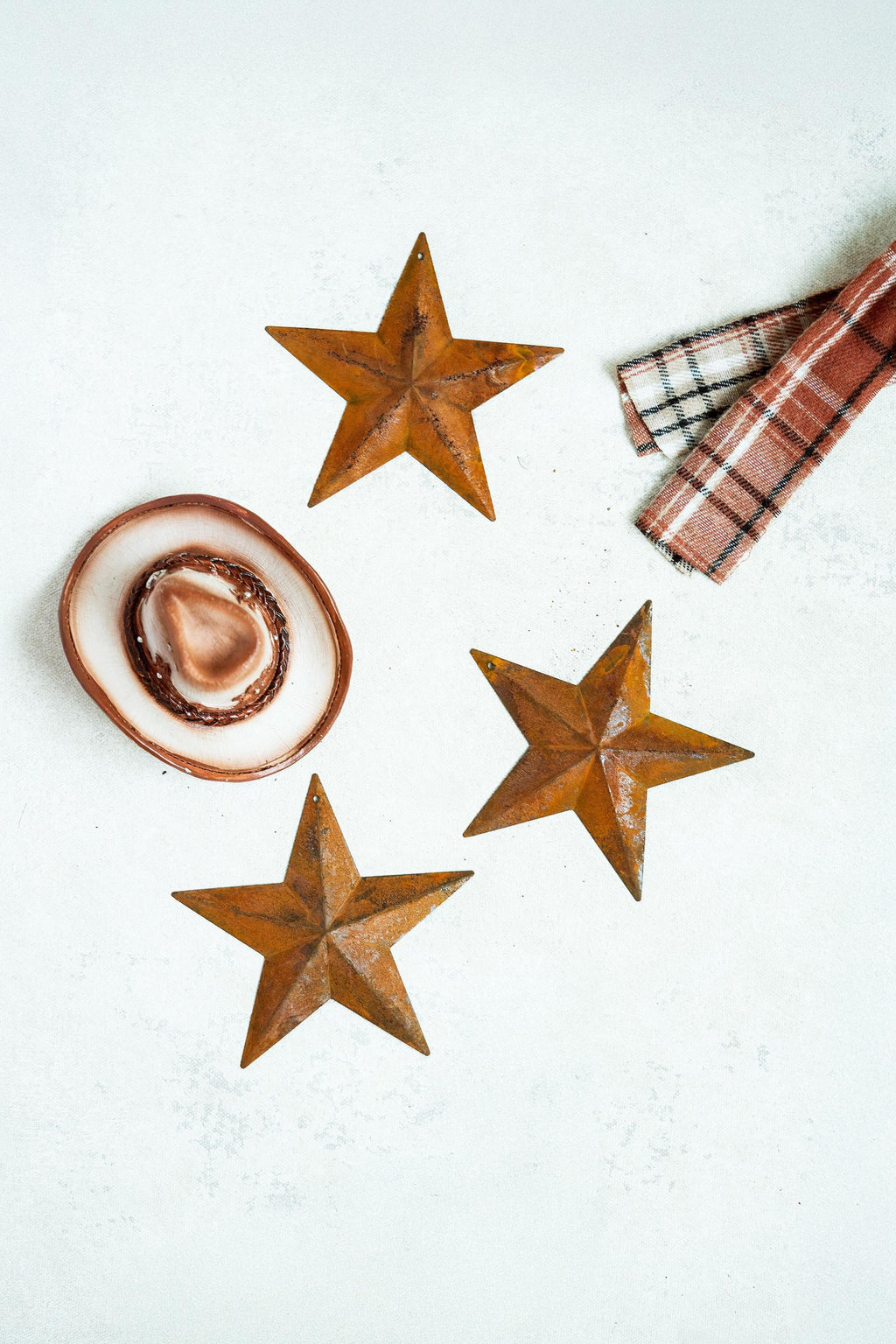Set of 15 Rusty Metal Stars with Holes (2", 4'') — Rustic Primitive Craft Stars for Farmhouse Christmas Tree Ornaments, Holiday Decor