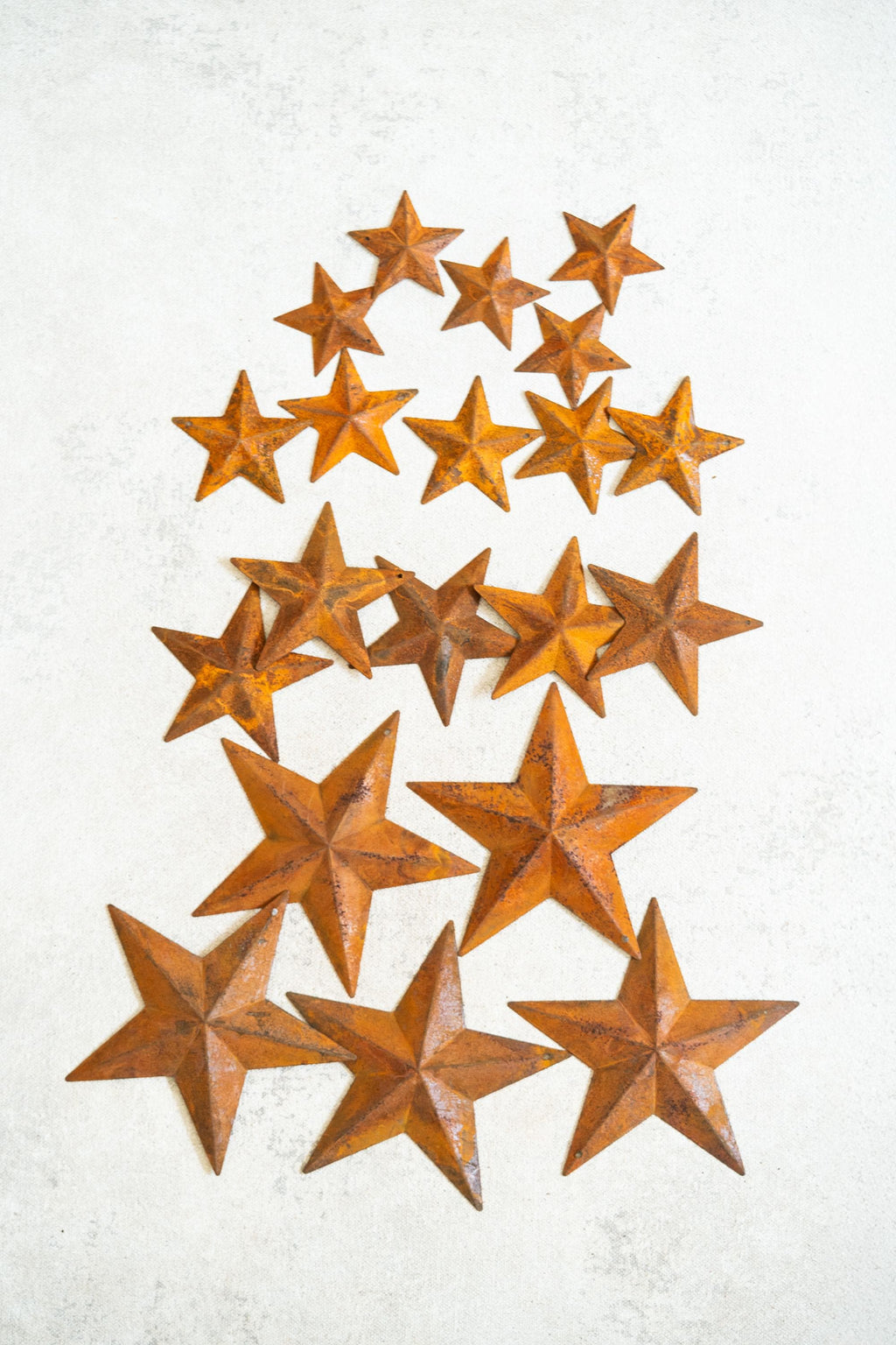 20 Rusty Metal Stars with Holes (2", 2.4", 2.8", 4") — Jute Twine Included, Rustic Craft Farmhouse Christmas Tree Ornaments, Holiday Decor