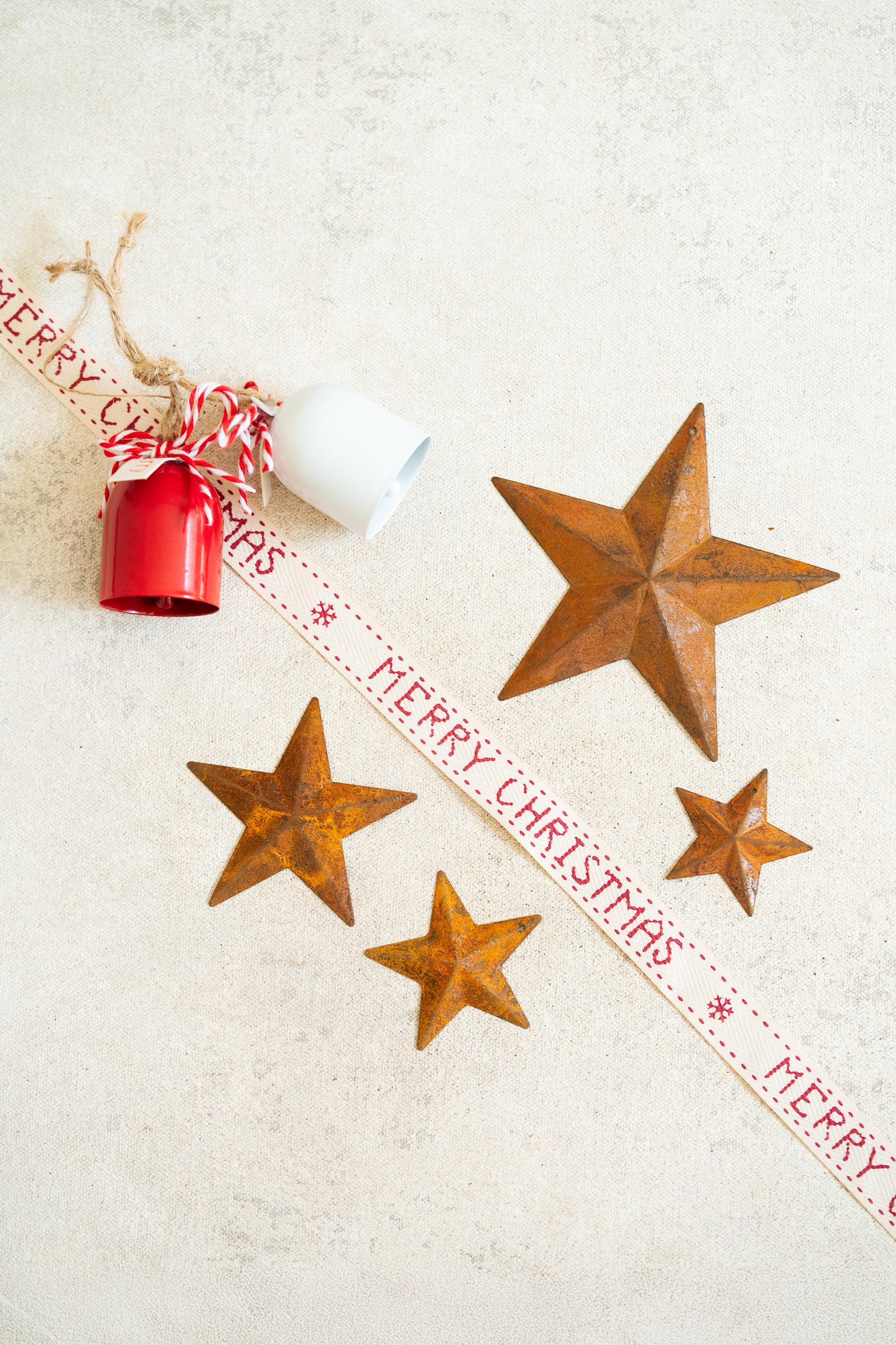 20 Rusty Metal Stars with Holes (2", 2.4", 2.8", 4") — Jute Twine Included, Rustic Craft Farmhouse Christmas Tree Ornaments, Holiday Decor