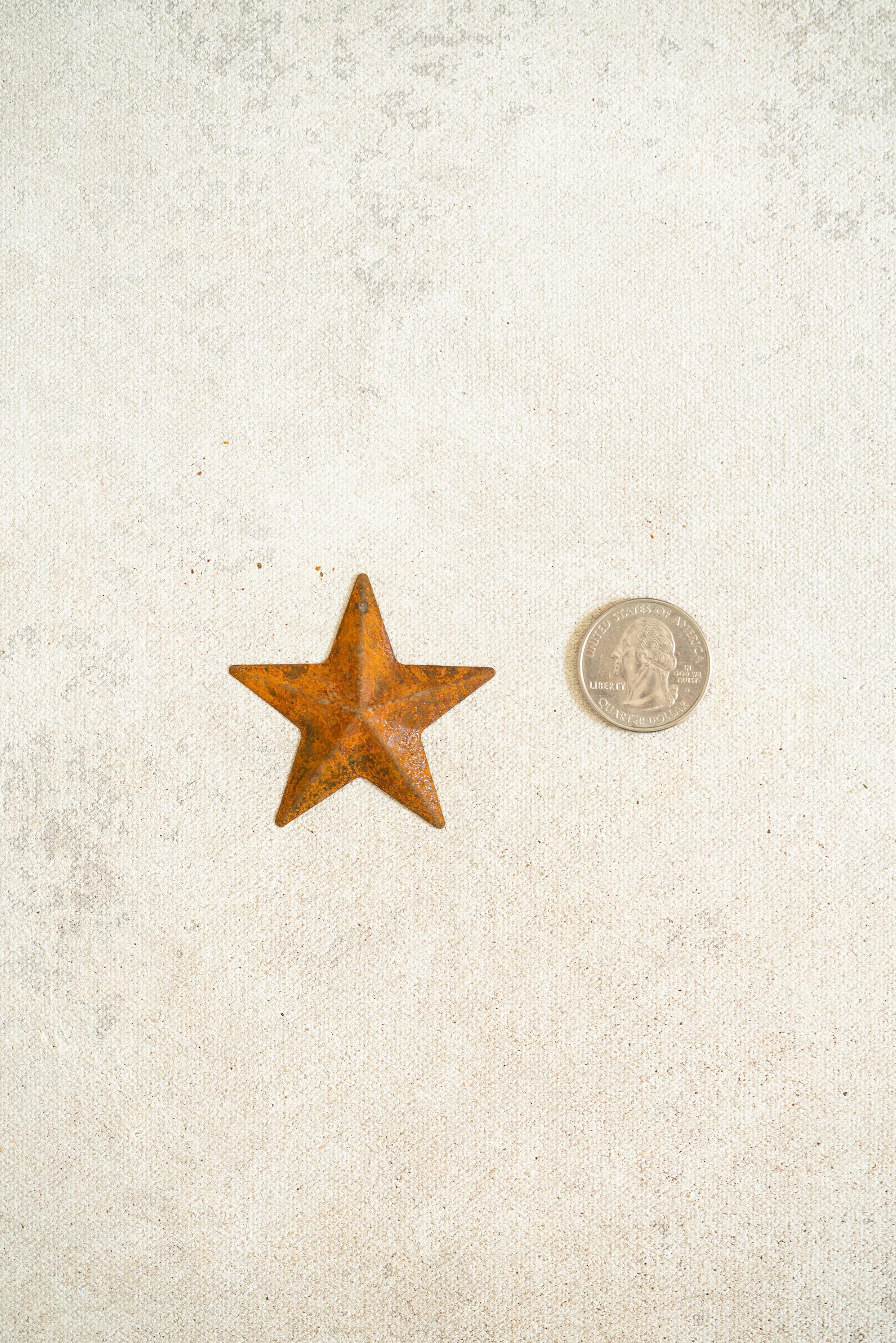 20 Rusty Metal Stars with Holes (2", 2.4", 2.8", 4") — Jute Twine Included, Rustic Craft Farmhouse Christmas Tree Ornaments, Holiday Decor