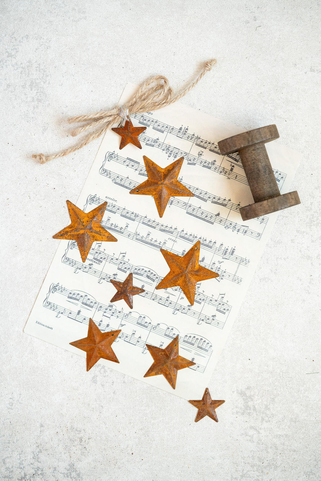 30 Rusty Metal Stars with Holes (1",1.6",2") — Jute Twine Included, Rustic Craft for Farmhouse Christmas Tree Ornaments, Holiday Decor