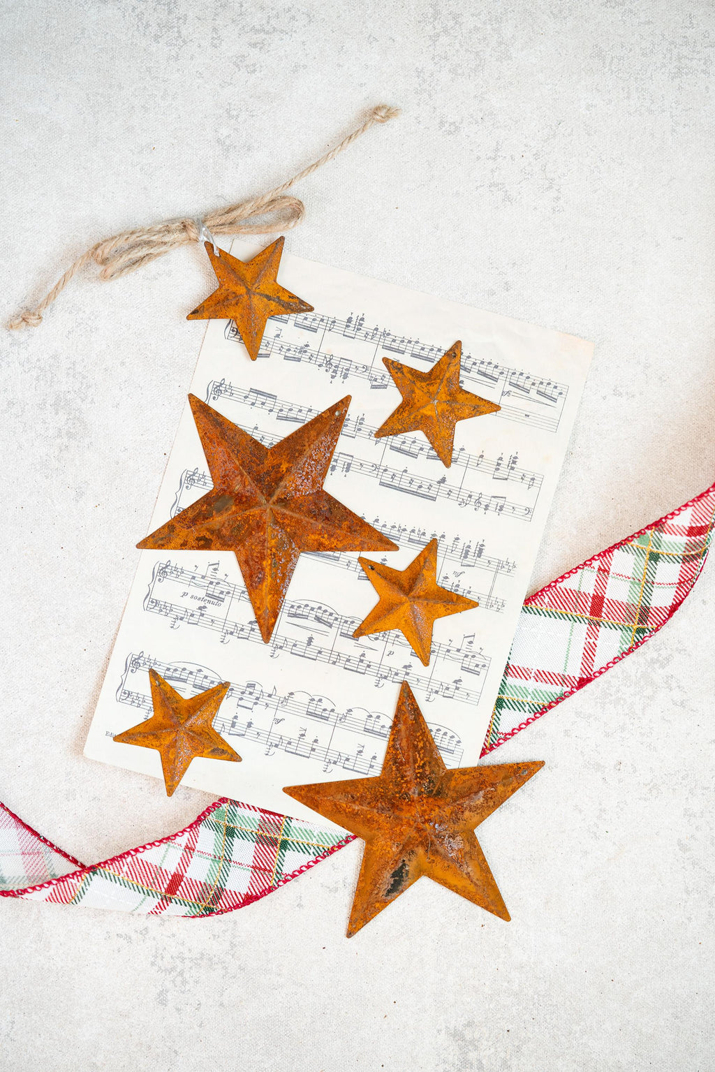 15 Rusty Metal Stars with Holes (2", 4'') — Jute Twine Included, Rustic Craft Stars for Farmhouse Christmas Tree Ornaments, Holiday Decor