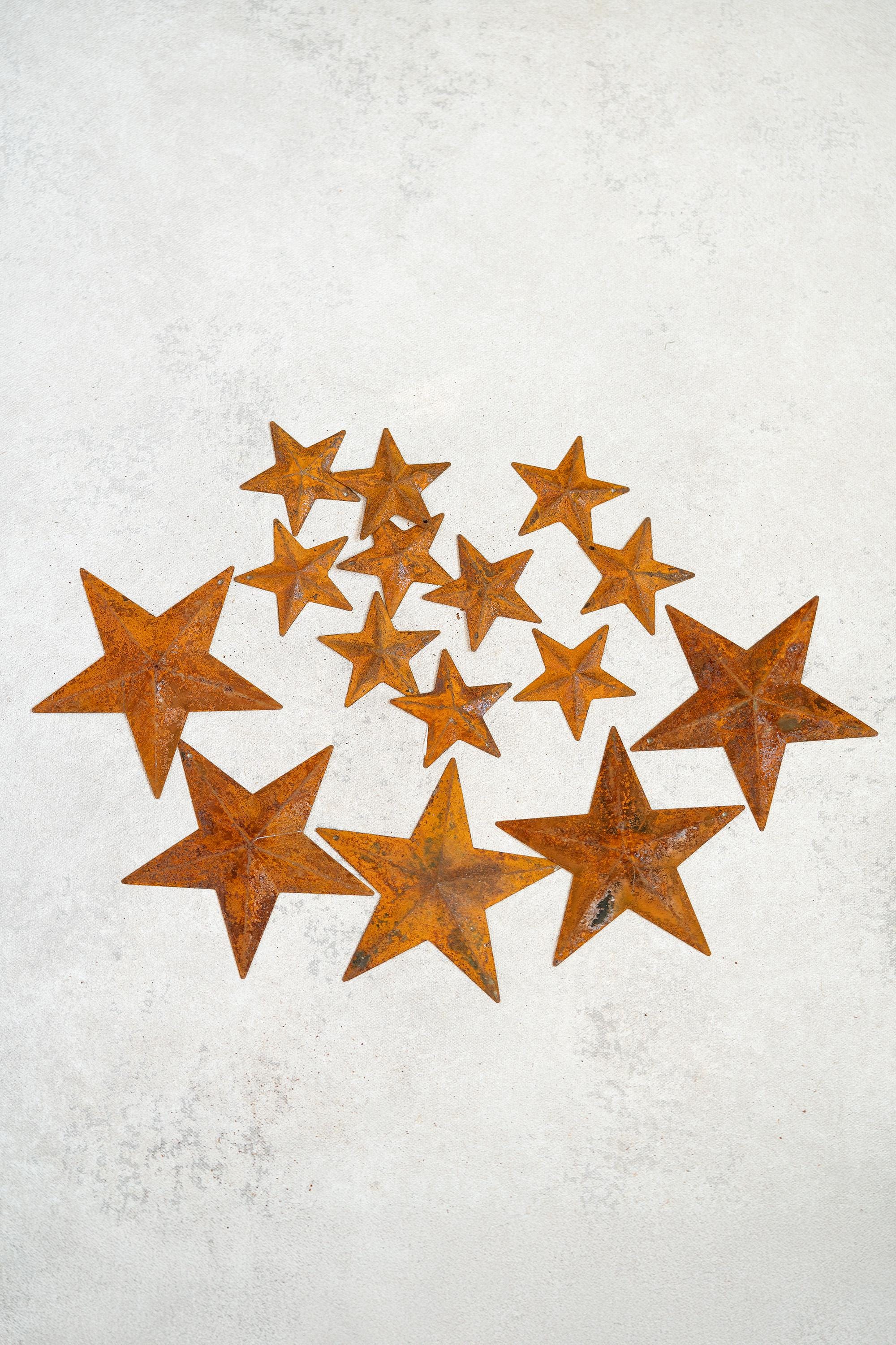 Set of 15 Rusty Metal Stars with Holes (2", 4'') — Rustic Primitive Craft Stars for Farmhouse Christmas Tree Ornaments, Holiday Decor