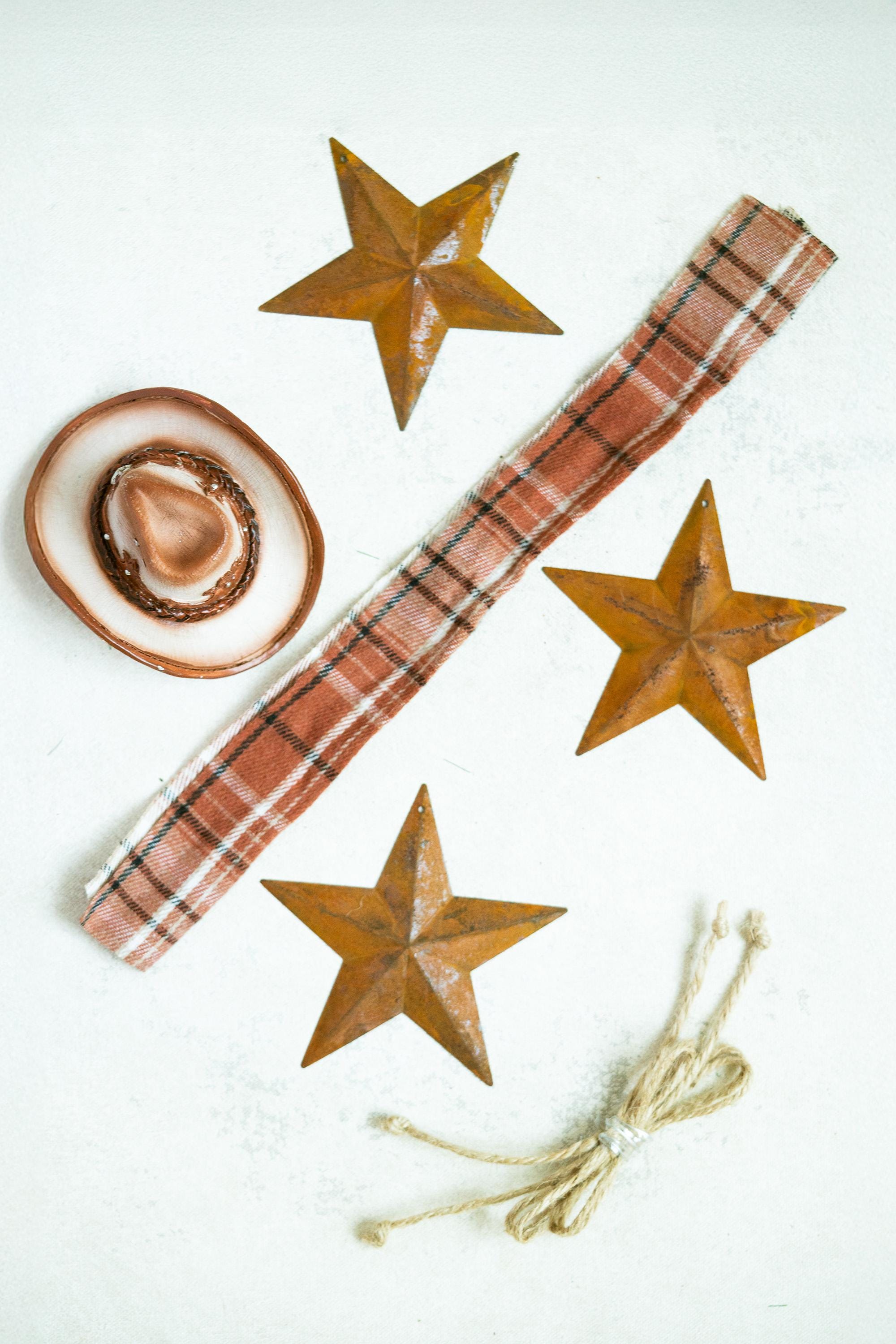 15 Rusty Metal Stars with Holes (2", 4'') — Jute Twine Included, Rustic Craft Stars for Farmhouse Christmas Tree Ornaments, Holiday Decor