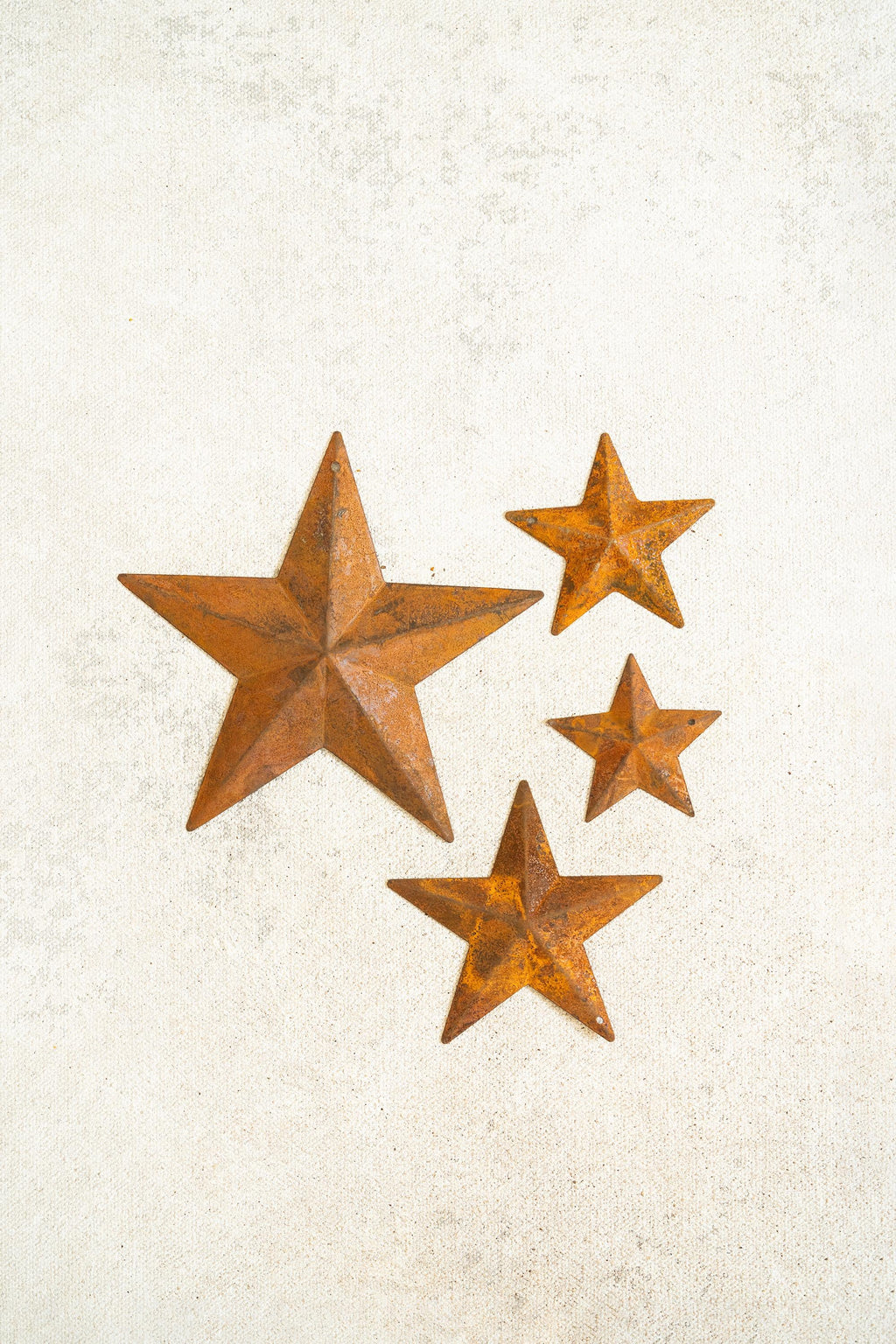 20 Rusty Metal Stars with Holes (2", 2.4", 2.8", 4") — Jute Twine Included, Rustic Craft Farmhouse Christmas Tree Ornaments, Holiday Decor