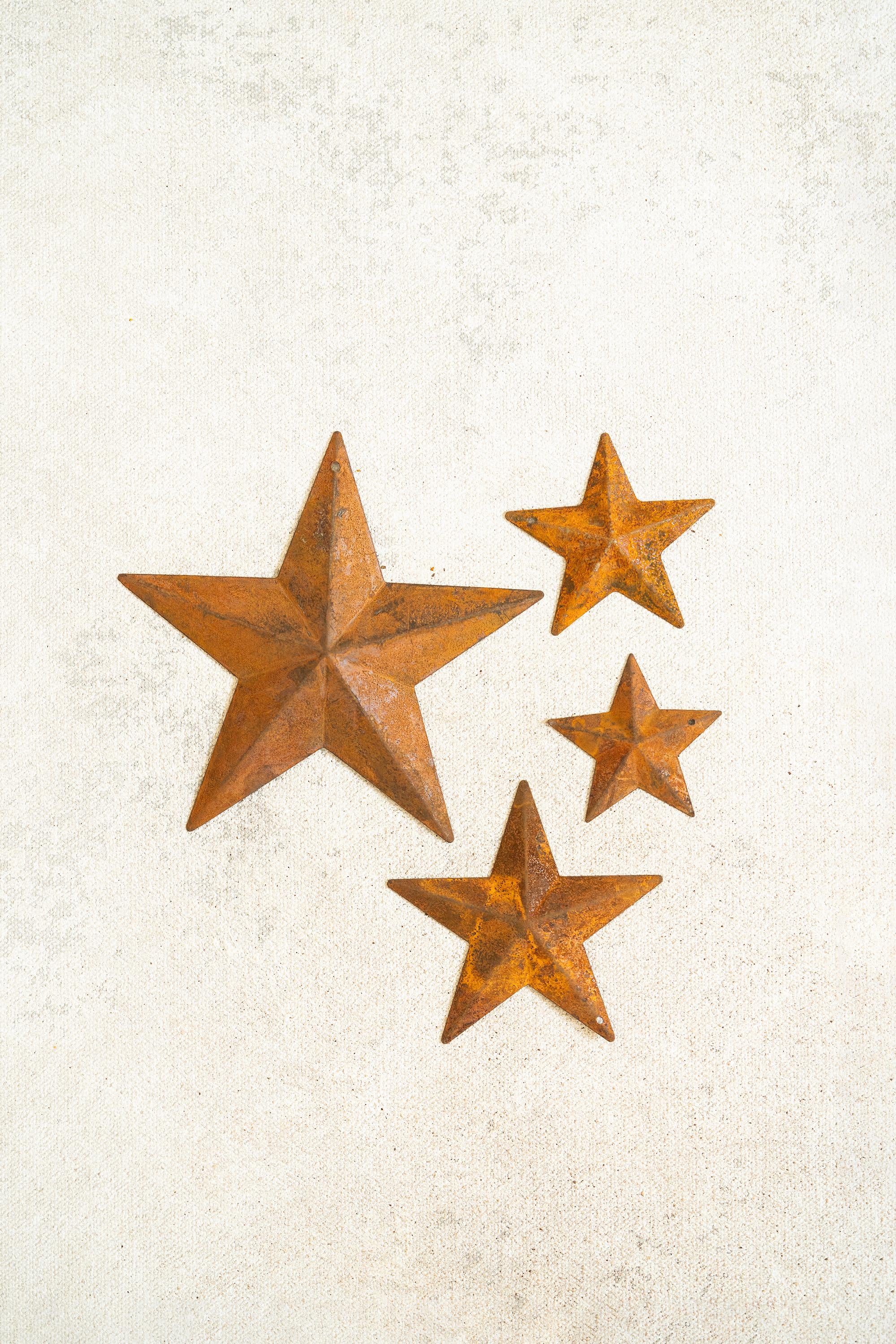 20 Rusty Metal Stars with Holes (2", 2.4", 2.8", 4") — Jute Twine Included, Rustic Craft Farmhouse Christmas Tree Ornaments, Holiday Decor
