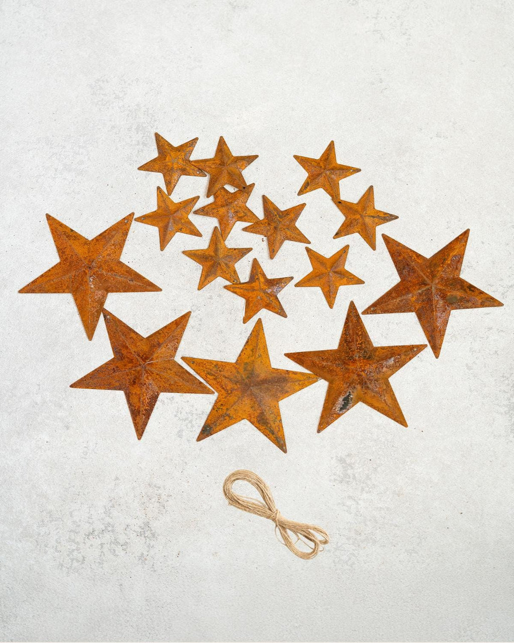 15 Rusty Metal Stars with Holes (2", 4'') — Jute Twine Included, Rustic Craft Stars for Farmhouse Christmas Tree Ornaments, Holiday Decor