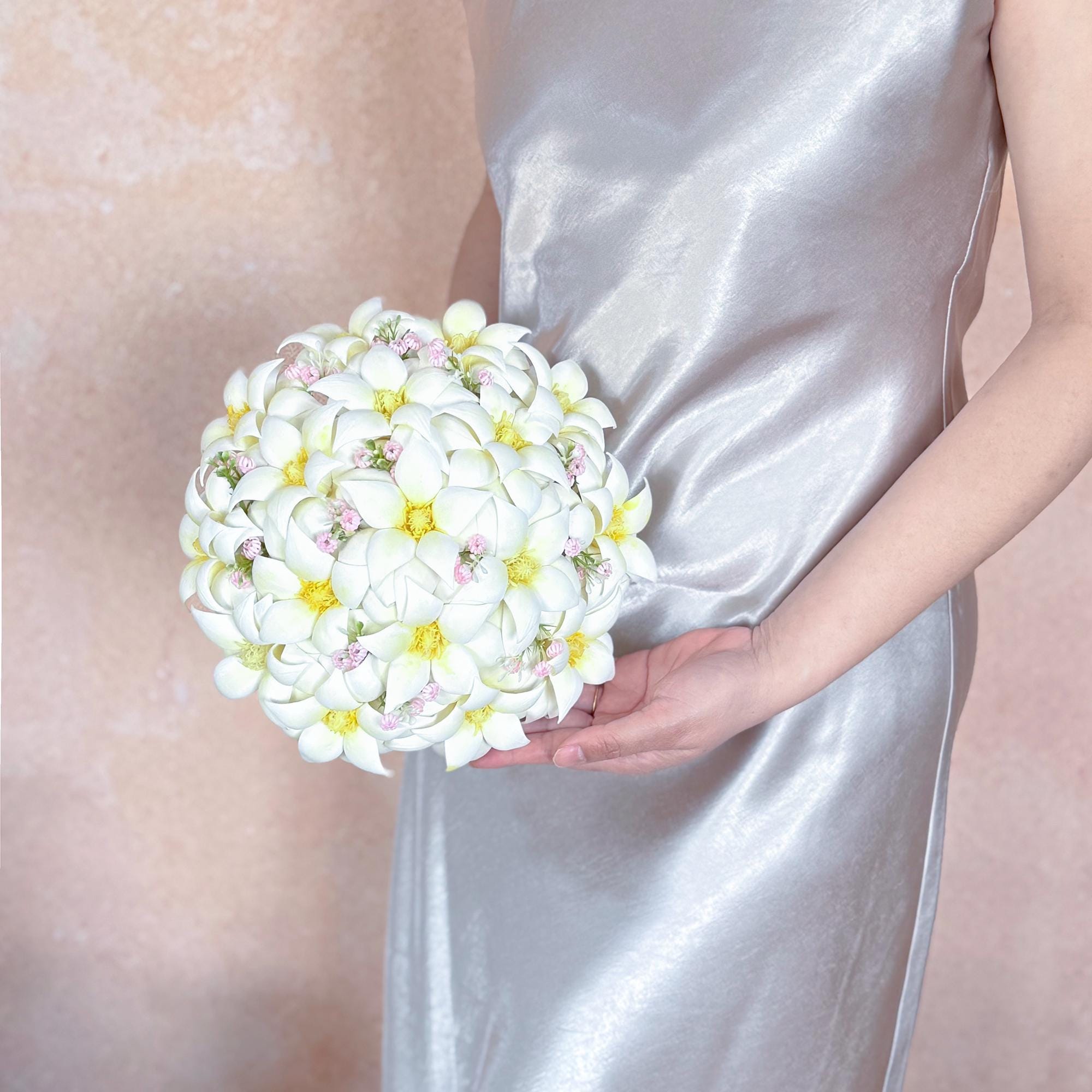 Ivory White Magnolia Bridal Bouquet with Babys Breath, Real touch Magnolia Wedding Flower Bouquet, Elegant Southern Bridesmaid Bouquet gift